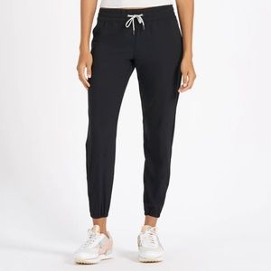 Vuori Weekend Jogger in Black